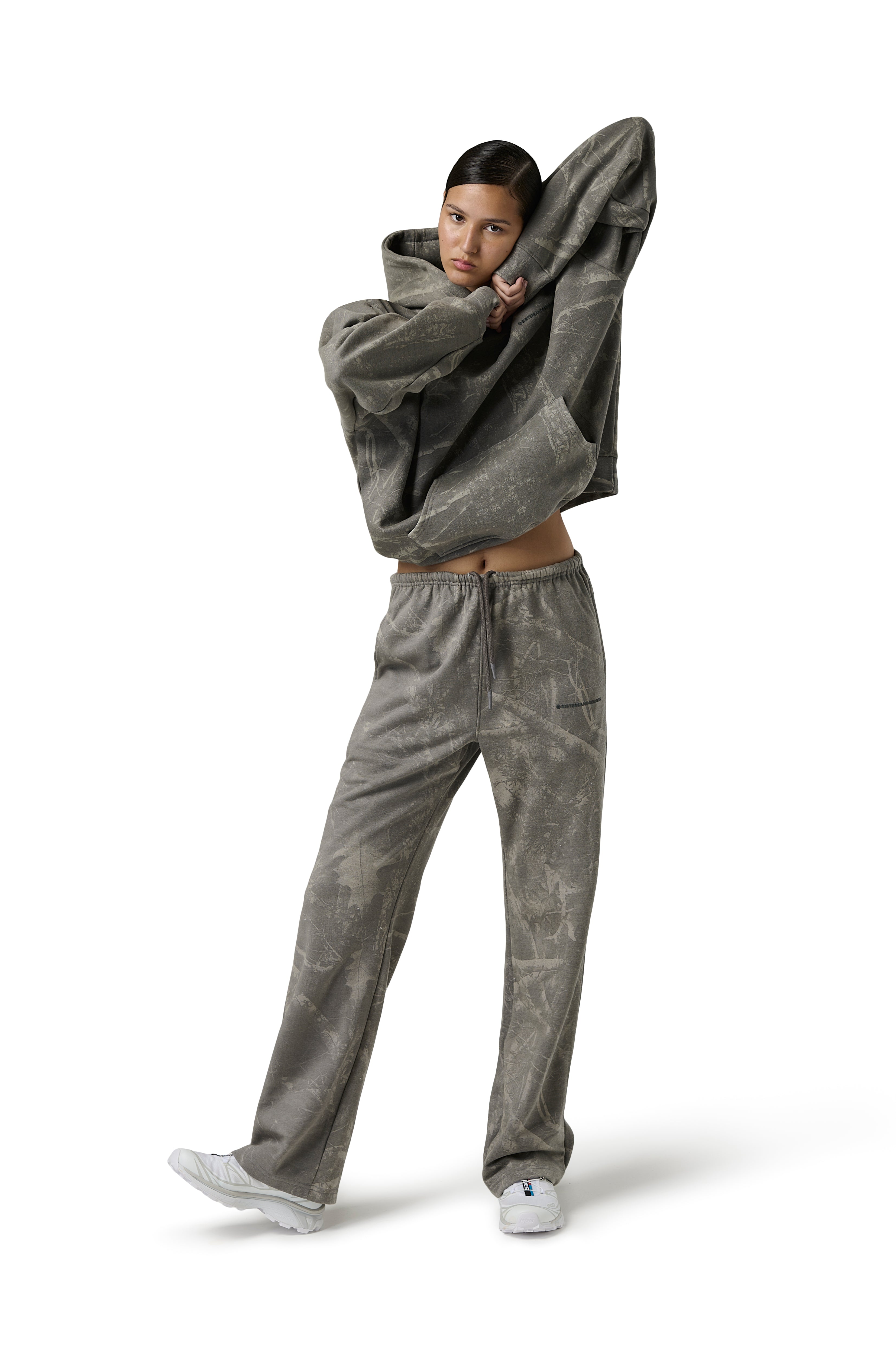 Model Scarlett is 5'8" and wears size S.